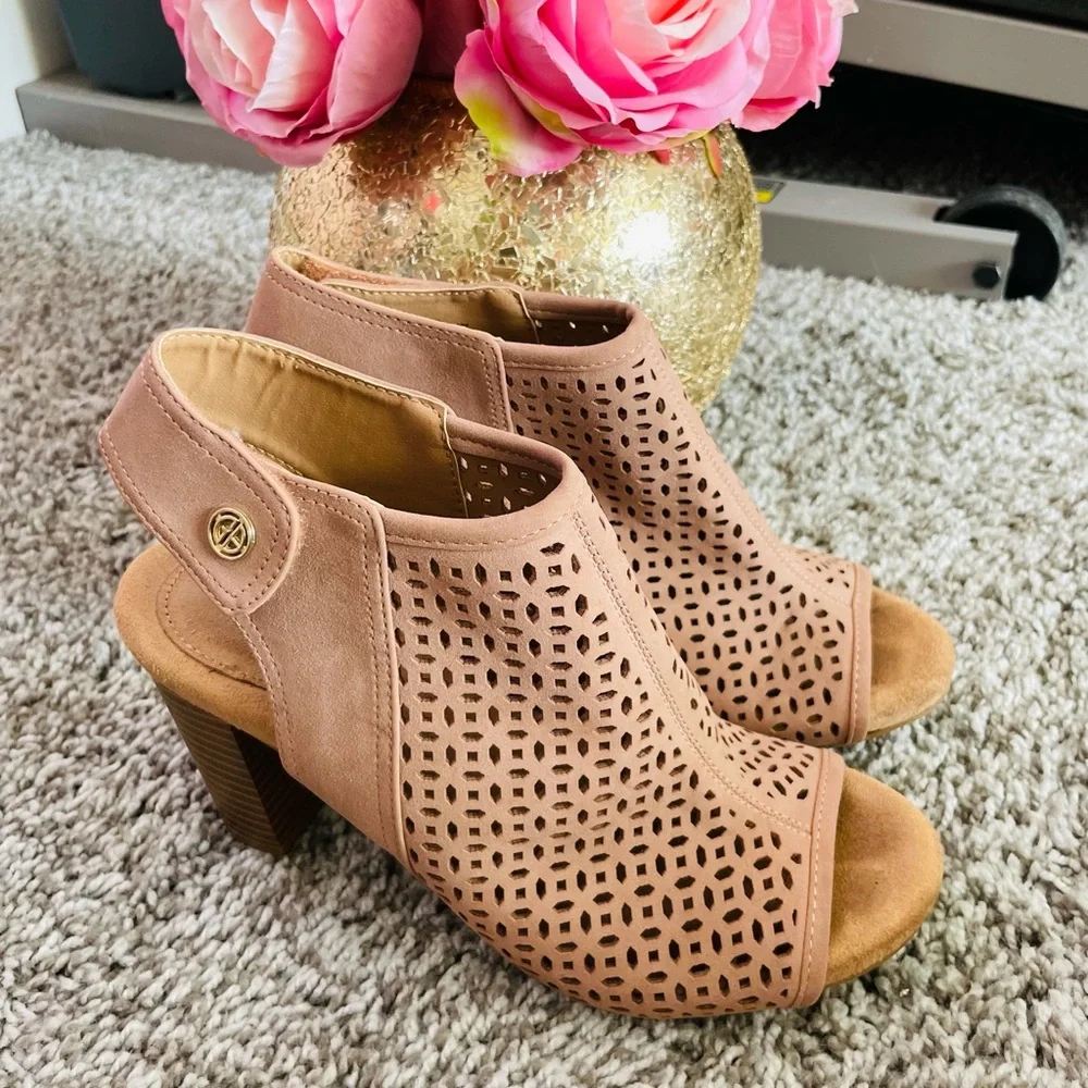 Giani Bernini Joisey Women’s Tan Peep Toe Ankle Strap Cut Out Heeled Booties